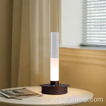 Lâmpada de mesa contemporânea com porta USB embutida